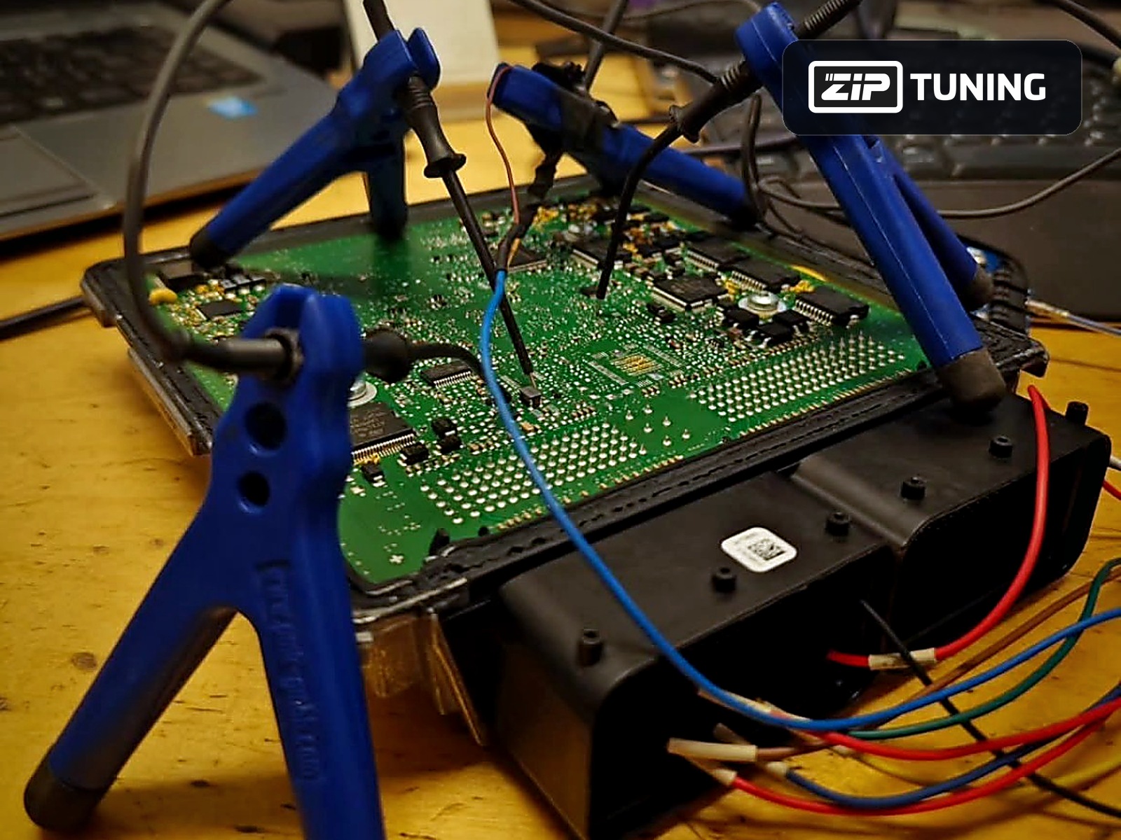 Öppnad motorstyrenhet under avancerad ECU-programmering hos Ziptuning